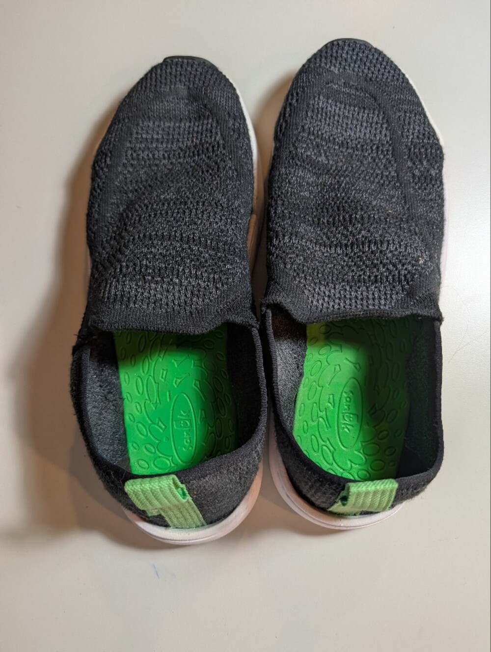 Sanuk Woman's Size 9 Slip-On Knit Sneakers in Black with Green Insole